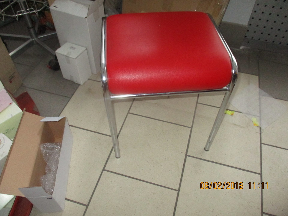 Стілець з червоною обшивкою, на чотирьох керамічних ніжках