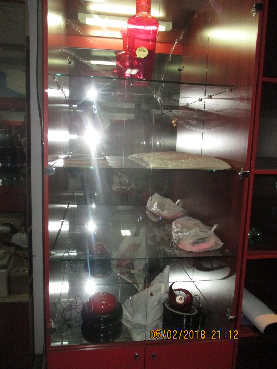 Стелаж з ДСП зі скляними поличками, дзеркальною стінкою та лампою для освітлення