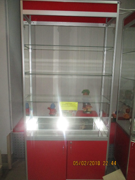 Стелаж-вітрина, яка складається з трьох скляних поличок та дзеркального низу