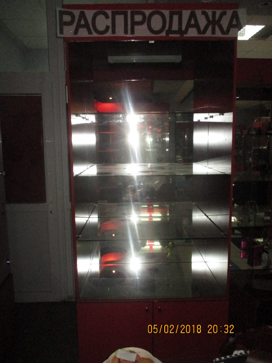 Стелаж для торгівлі, червоного кольору з дзеркальною стінкою та дзеркальним низом