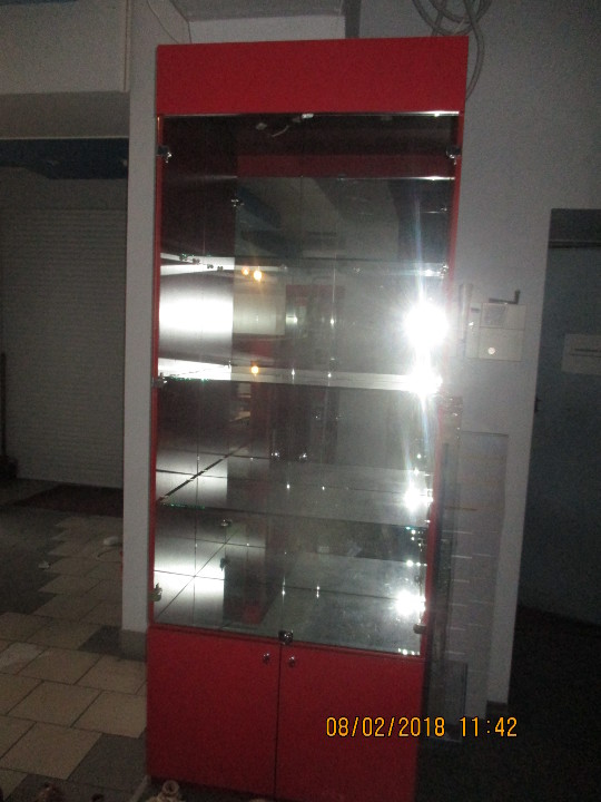 Стелаж-торговий із задньою дзеркальною стінкою та скляними полицями