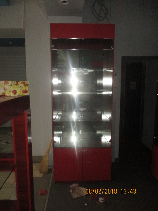 Стелаж для торгівлі, червоно-коричневого кольору, що складається з трьох скляних поличок