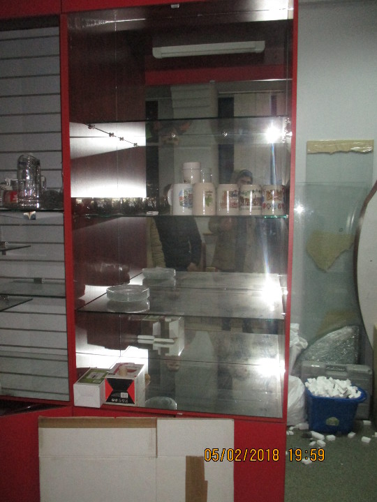 Стелаж для торгівлі із трьома скляними поличками