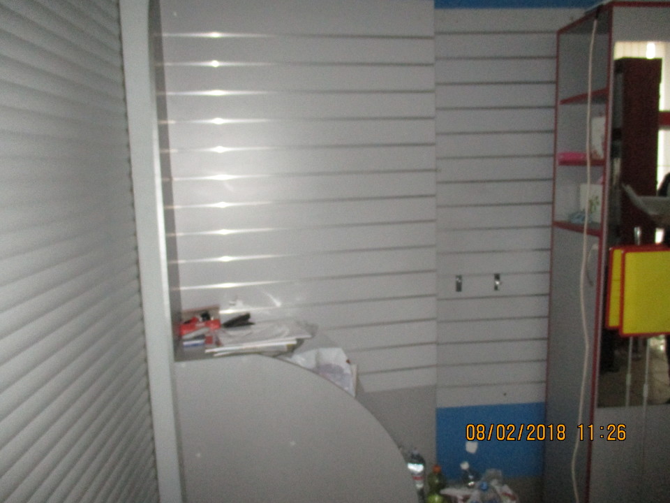 Стелаж-торговий з економ-панеллю та трьома полицями, сірого кольору 