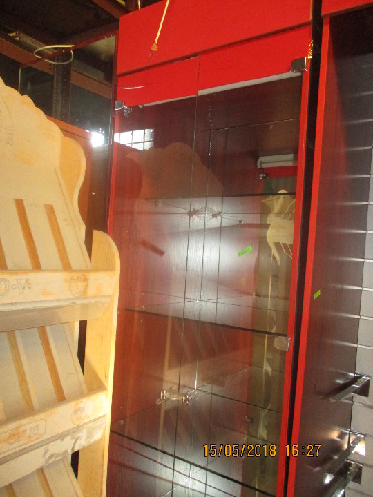 Стелаж для торгівлі, червоно-коричневого кольору, який складається з трьох скляних поличок