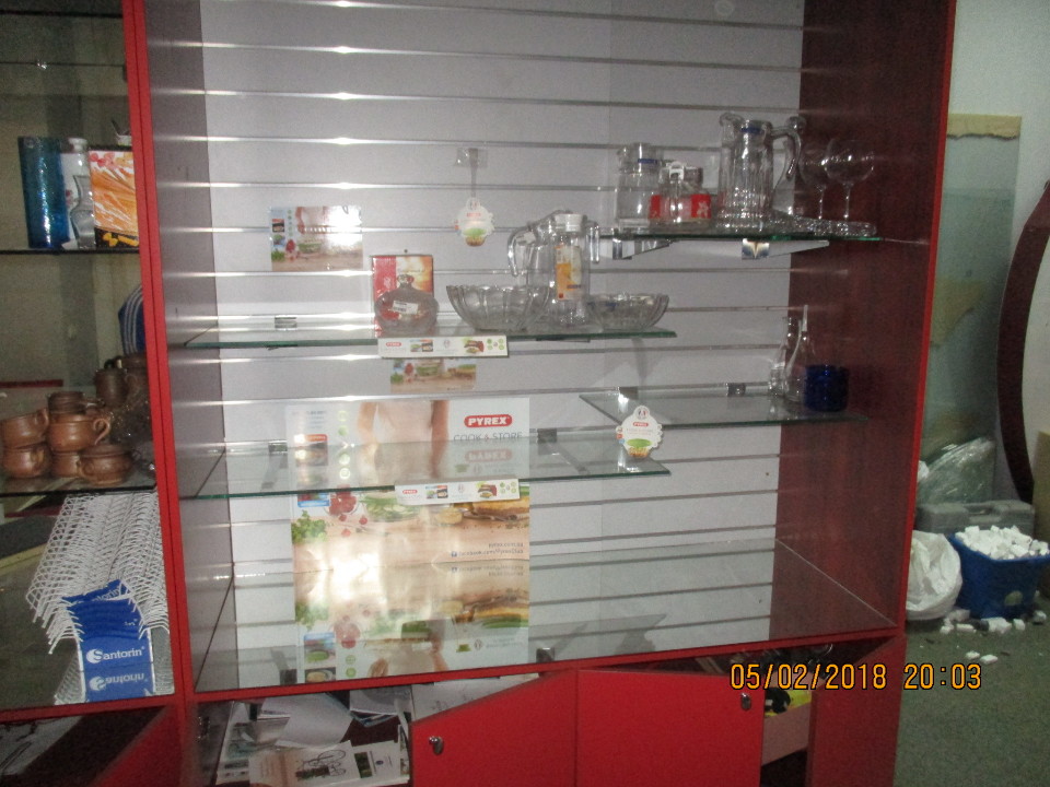 Стелаж для торгівлі із чотирма скляними поличками