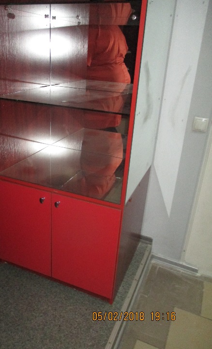 Стелаж для торгівлі червоного кольору, із трьома скляними поличками