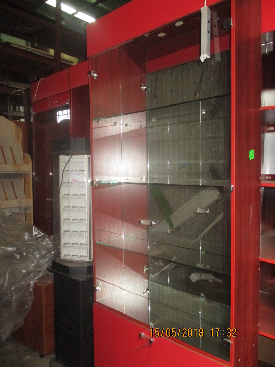 Стелаж для торгівлі, червоно-коричневого кольору, який складається з трьох скляних поличок