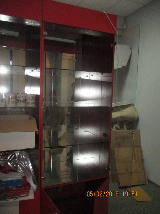 Стелаж для торгівлі з трьома скляними поличками та скляними дверцятами