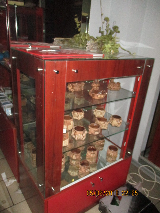 Полиця червоного кольору, зі скляним верхом та низом