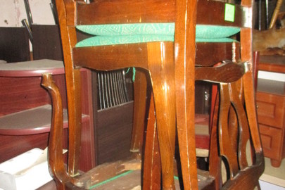 Стільці дерев'яні, коричневого кольору із зеленими сідлами, в кількості 5 шт., б/в