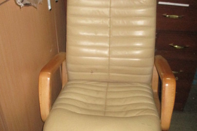 Крісло офісне, шкіряне, коричневого кольору, б/в