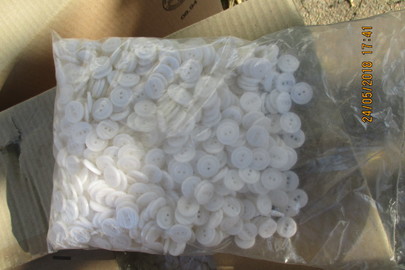 Ґудзики білого кольору, діаметром 17 мм, в кількості 70000 шт., нові