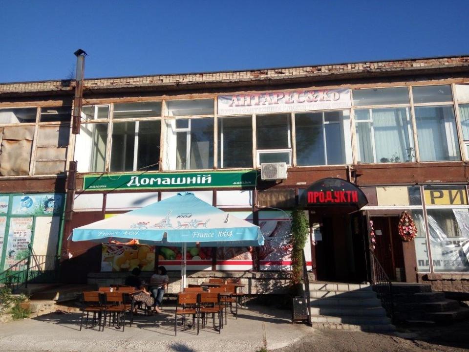 Предмет іпотеки. ІІ-х поверхова нежитлова будівля з підвалом загальною площею 1052,3 кв.м., що знаходиться за адресою: Черкаська область, м. Сміла, вул. Б. Хмельницького, 29