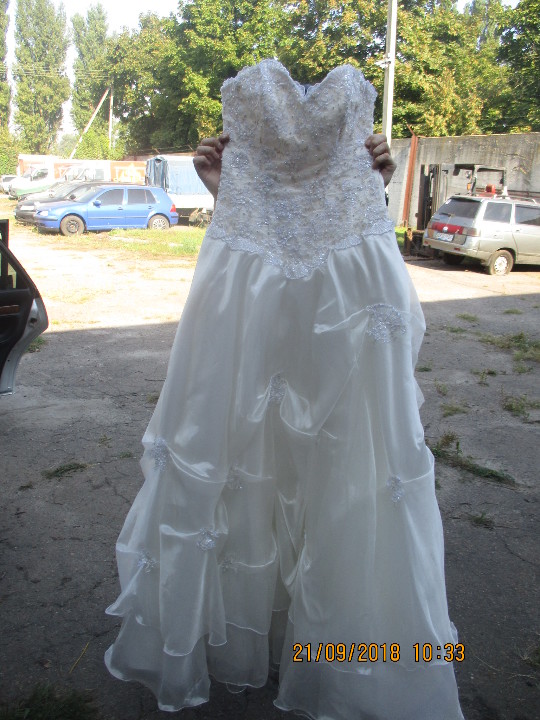 Весільна сукня, молочного кольору