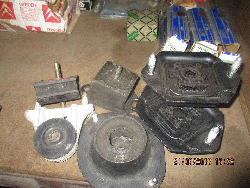 Подушки, в кількості 5 шт.