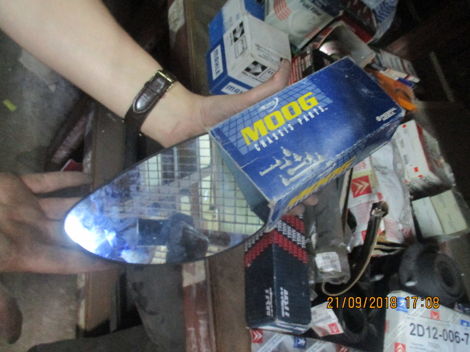 Дзеркало, в кількості 1 шт.