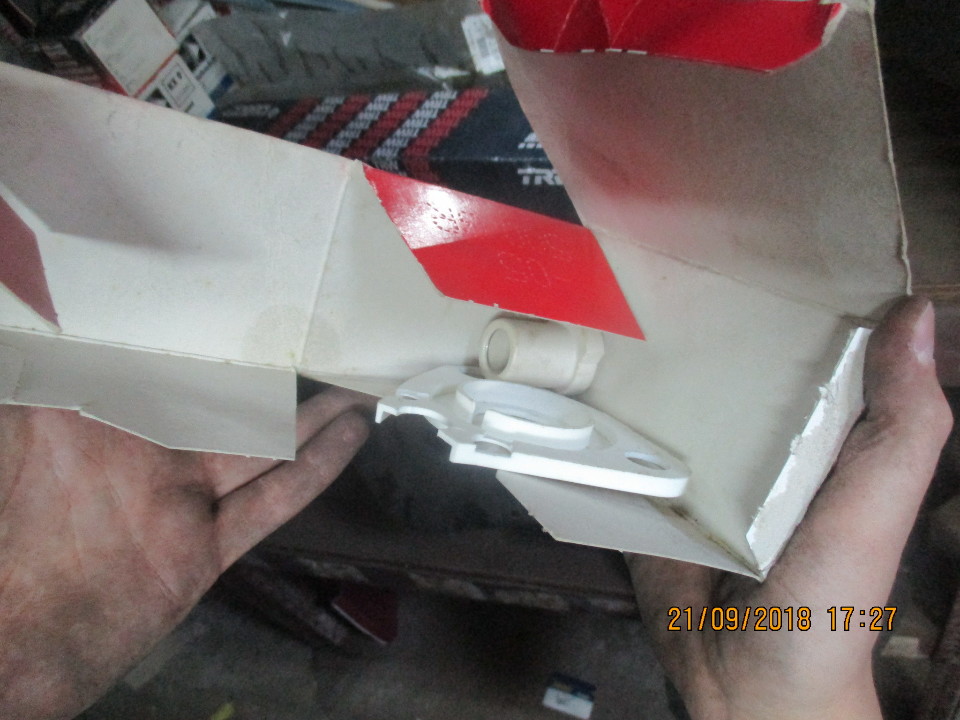 Пластикова деталь 1315072ЕРS, в кількості 1 шт.