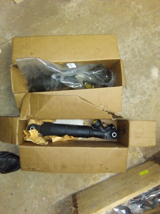 Амортизатор (гідроциліндр)  правий та лівий, в кількості 2 шт.