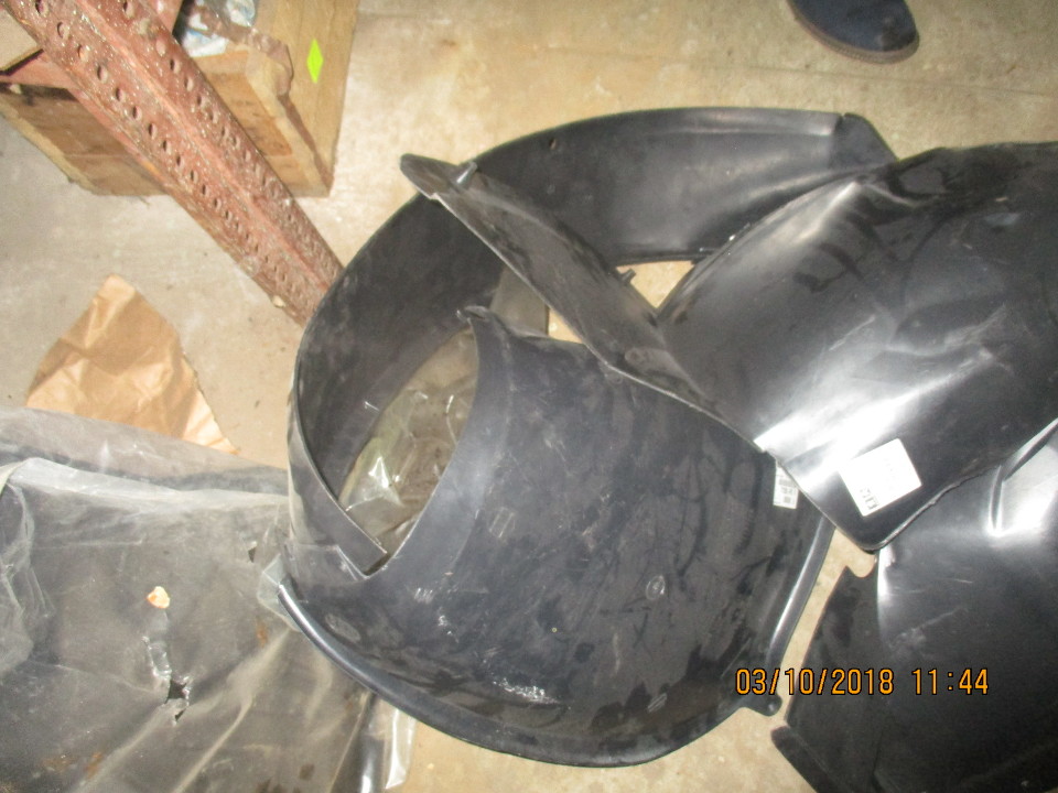 Підкрильники пластикові, правий та лівий 7136Р5 та 7136ЕА