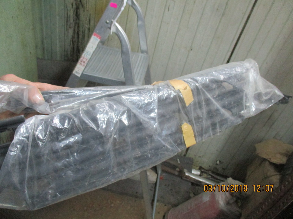 Декоративні пластикові деталі, в кількості 2 шт.