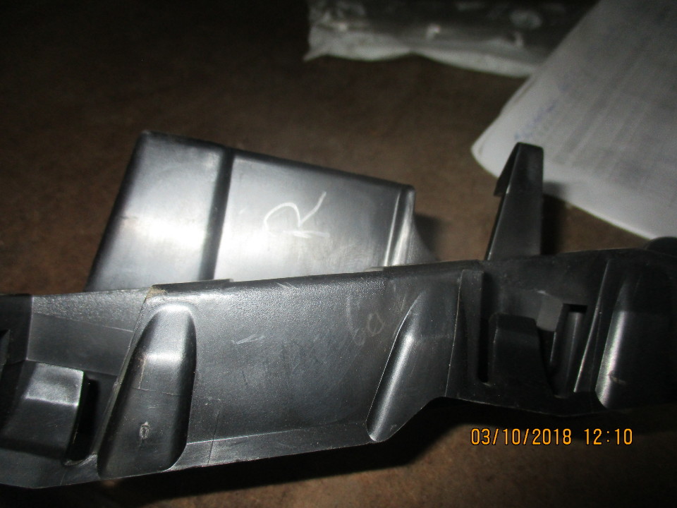 Пластикова деталь, в кількості 1 шт.