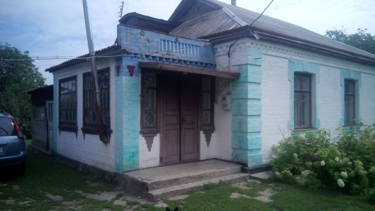 Іпотека. Житловий будинок з прибудовами, надвірними будівлями та спорудами, загальною площею 92,7 кв.м., що знаходиться за адресою: Черкаська обл., Уманський р-н, с.Громи, вул. Миру (50-річчя Жовтня), 86