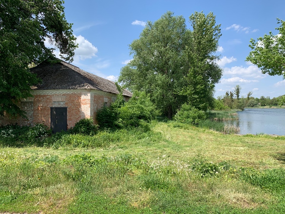 Нежитлова будівля, лазня, загальною площею 193,5 кв.м., що знаходиться за адресою: Черкаська обл., Маньківський р-н, с. Дзензелівка, вул. Світанкова, 1б