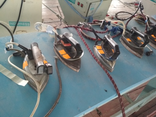 Електропарові праски, в кількості 11 шт.