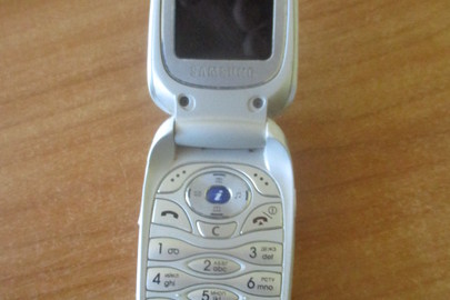 Мобільний телефон "Samsung", розкладний, сірого кольору, б/в