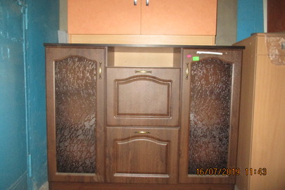 Комод, коричневого кольору зі скляними вставками на дверцятах, б/в