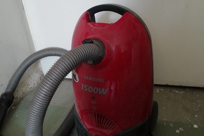 Пилосос Samsung 1500W, червоного кольору, б/в