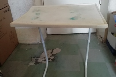 Столик для ноутбука, білого кольору, б/в