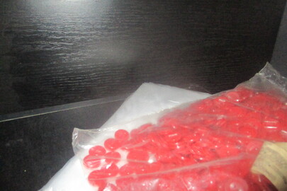 Ґудзики червоного кольору, діаметром 17 мм, в кількості 35000 шт., нові