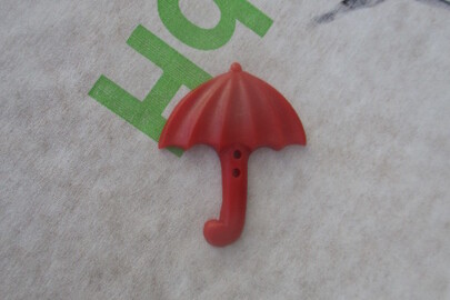 Прикраси у формі парасольок, червоного кольору, в кількості 4000 шт.