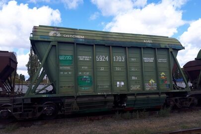 Вантажний вагон №59241703, тип 5904, 1992 року побудови, зеленого кольору