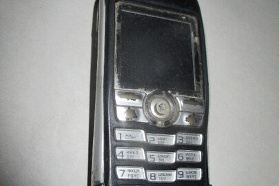 Мобільний телефон "Sony Ericsson J300" без задньої кришки