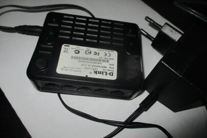 Маршрутизатор інтернет кабелів D-Link DES 1005A, чорного кольору, б/в