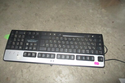 Клавіатура комп'ютерна, чорно-сірого кольору, б/в