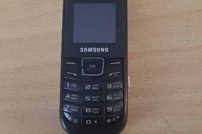 Мобільний телефон марки "SAMSUNG" із зарядним пристроєм