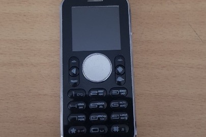 Мобільний телефон марки "L8STAR" із зарядним пристроєм