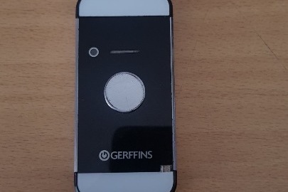 Мобільний телефон марки "GERFFINS", зарядний пристрій та навушники