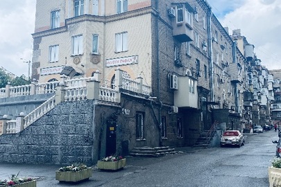 Однокімнатна квартира, загальною площею: 55.82 кв.м, житловою площею: 12.6 кв.м. яка розташована за адресою: м. Запоріжжя, просп. Соборний (Леніна), буд. 212, кв. 9