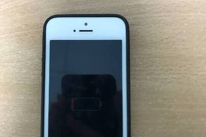 Конфісковане майно за рішенням суду: мобільний телефон марки iPhone 5S FCC/D:BCG-E264A IC:579C-E2642B imei:013986003276651, золотаво-сірого кольору, Б/В
