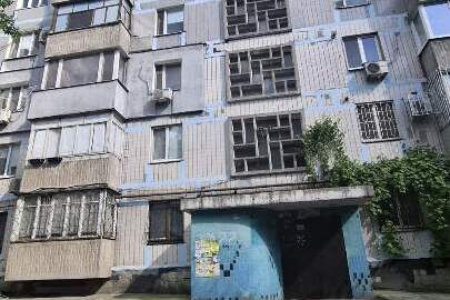 1/3 частина трикімнатної квартири, загальною площею 70.4 кв.м., за адресою: місто Дніпро, проспект Миру,  будинок 77, квартира 45