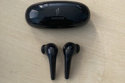 Бездротові навушники "1 MORE ComfoBuds True Wireless Head hones", б/в