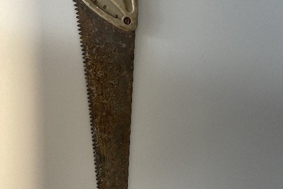 Конфіскація майна згідно рішення суду: Металева ручна пила із пластмасовою рукояткою світло-жовтого кольору, без маркувань, б/в