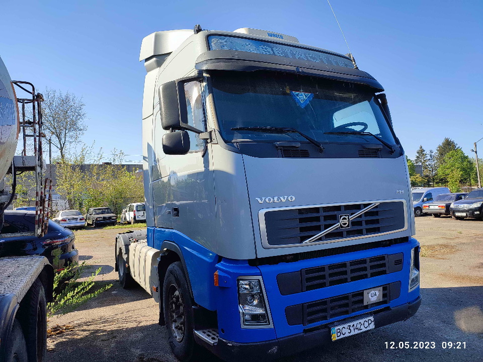 1/2 частка колісного транспортного засобу марки Volvo модель FH400, 2006 року випуску, ДНЗ: ВС3142СР, № куз. YV2ASG0AX6B434073, сірого кольору