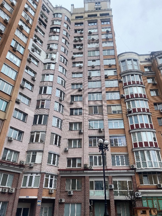 П'ятикімнатна квартира №49-50 загальною площею 613 кв.м., за адресою: м. Київ, проспект Володимира Івасюка, 4, корпус 4  