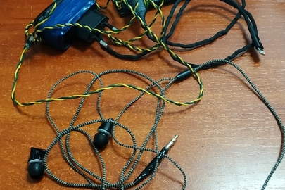 Зарядні пристрої (саморобні) – 2 шт., б/в; навушники, б/в – 1 шт.
